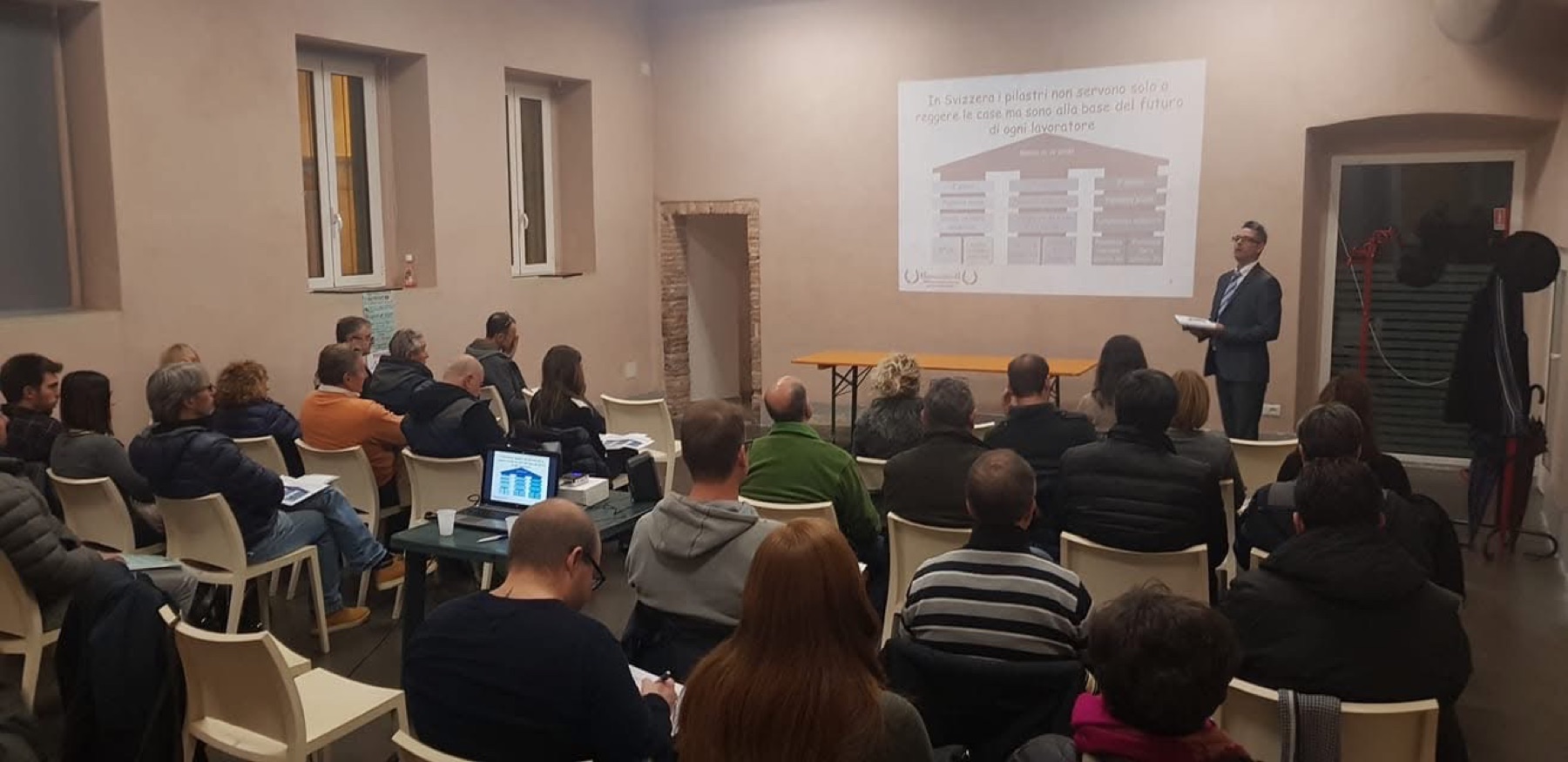 Il pubblico durante una serata Frontaliere Sicuro